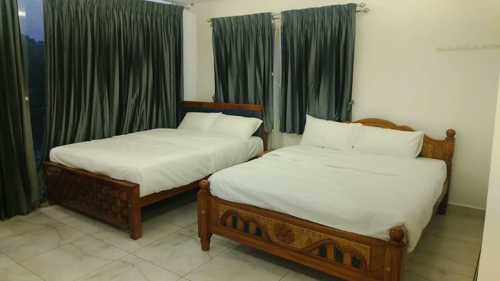 Twin room bedroom with comfortable beds at Janyas Homestay Kodaikanal